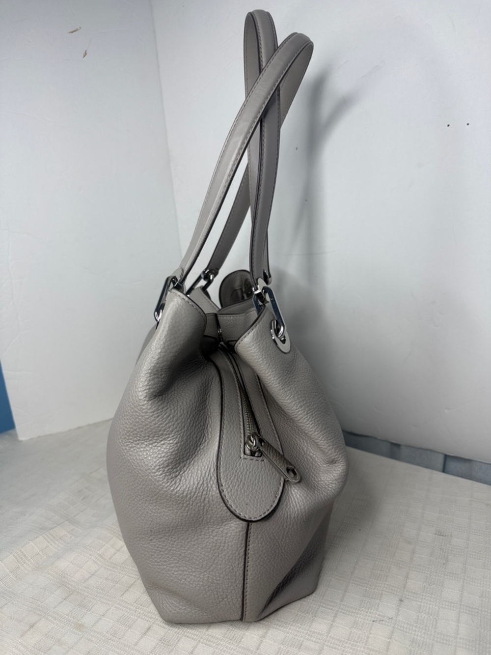 Michael Kors Raven Large Pebbled Leather Tote, Pearl Grey Bag /Wallet set. - Picture 4 of 15